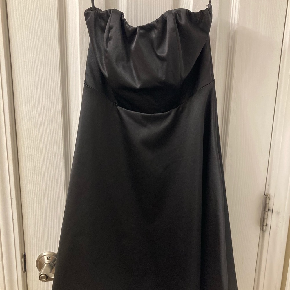 Woman’s strapless short dress